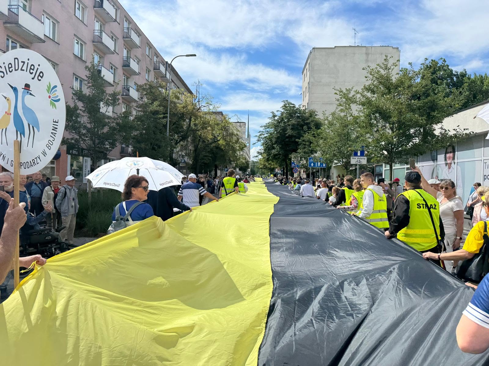 Wielka flaga kaszubska podczas Zjazdu Kaszubów w Gdyni na ulicy Starowiejskiej